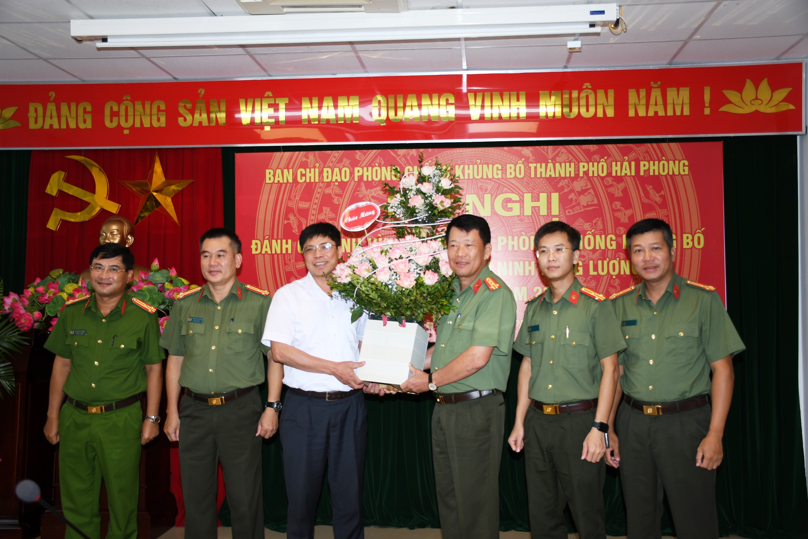 UBND thành phố tặng bằng khen Công ty Cổ phần Nhiệt điện Hải Phòng